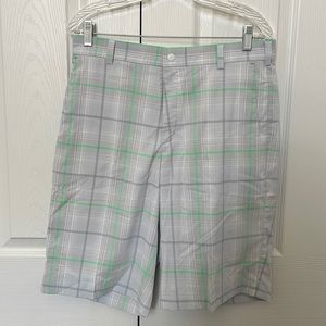 Nike golf shorts in excellent like new condition